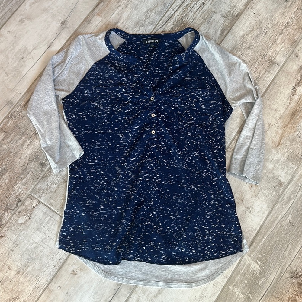 Express 3/4 length sleeve color block top! Size m